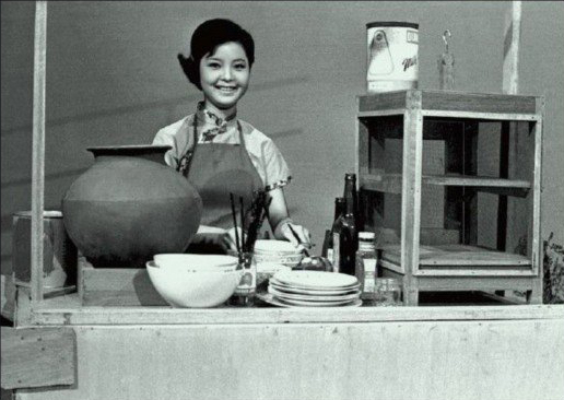 邓丽君罕见私房照曝光 跳舞秀美腿下厨超清纯