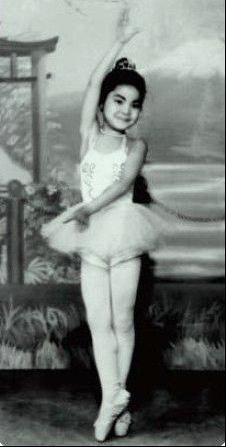 邓丽君罕见私房照曝光 跳舞秀美腿下厨超清纯