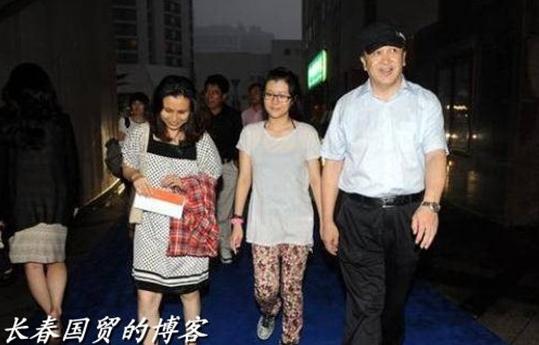 曝黄宏19岁女儿黄兆函近照 将与水均益女儿同班