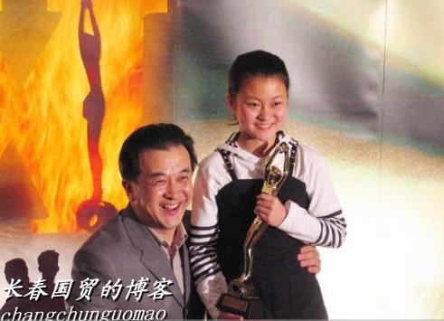 曝黄宏19岁女儿黄兆函近照 将与水均益女儿同班