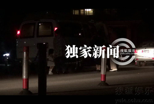 星二代奢华生活 出门都豪车接送