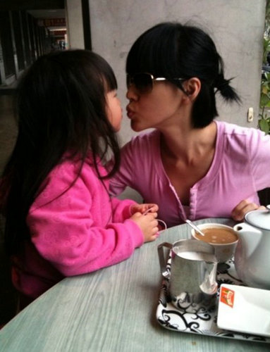 星二代奢华生活 出门都豪车接送