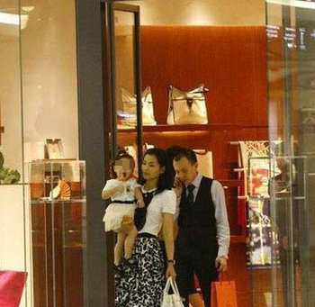 星二代奢华生活 出门都豪车接送