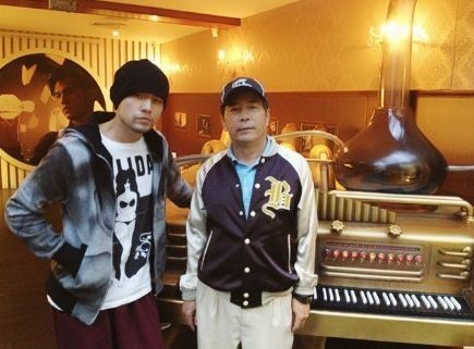 周杰伦与父亲合影 周杰伦台湾小巨蛋开唱 父亲现身  