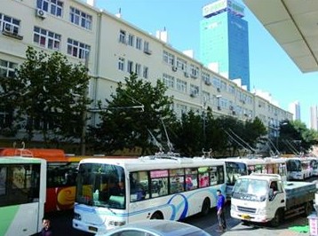 十余辆电车集体趴窝堵瘫十字路口 线路短路