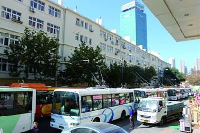 十余辆电车集体趴窝堵瘫十字路口 线路短路