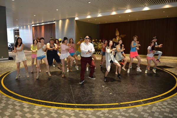 钱国伟扮鸟叔 率曾志伟郑伊健众巨星跳骑马舞