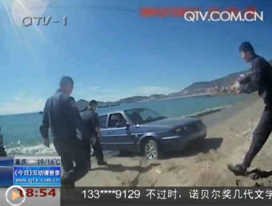 市民开车上沙滩车陷沙中