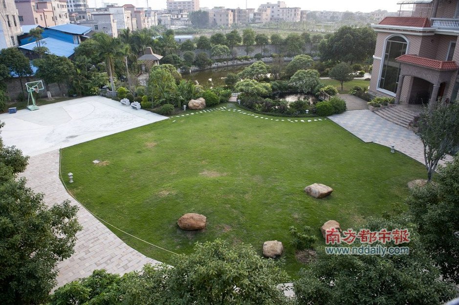 东莞村支书豪宅7000平 建有游泳池篮球场