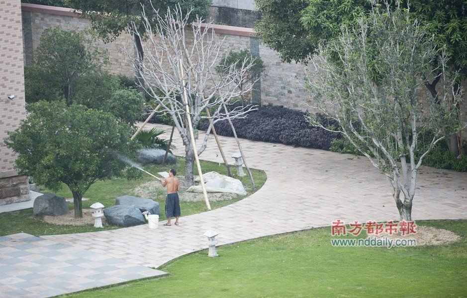 东莞村支书豪宅7000平 建有游泳池篮球场