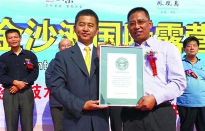 金沙滩900顶帐篷拼出世界第一龙