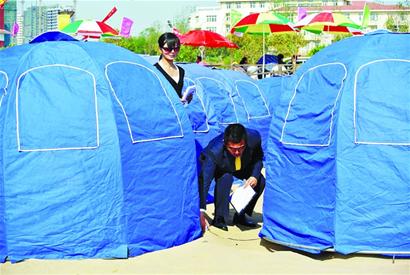 金沙滩900顶帐篷拼出世界第一龙