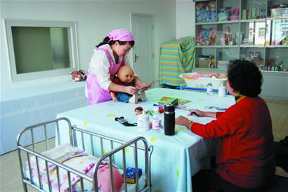 青岛育婴师月薪3千每周双休堪比白领 大学生被吸引