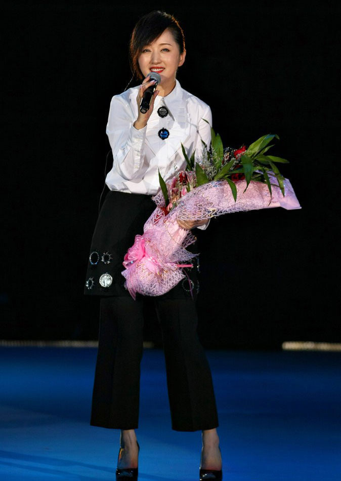 杨钰莹身材发福面圆腰粗