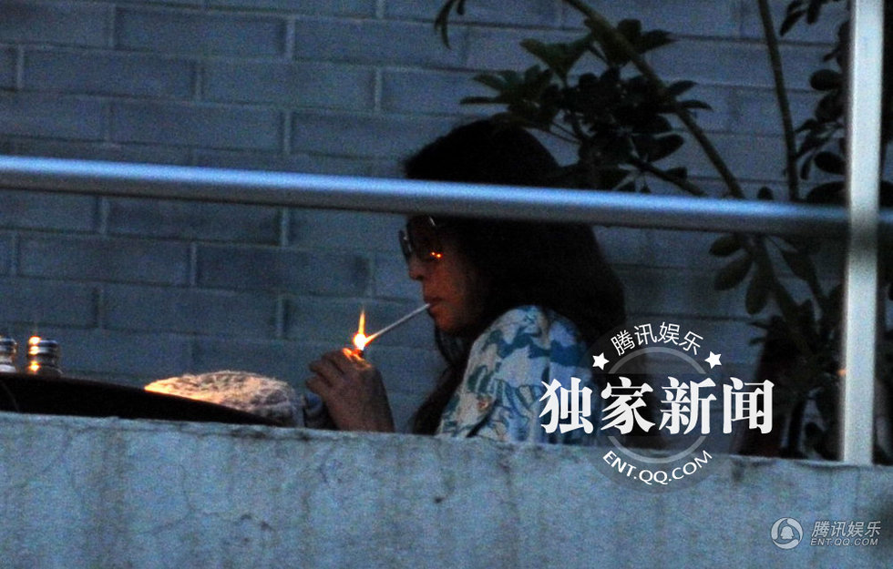 周海媚约会好友抽烟笑露大肉牙