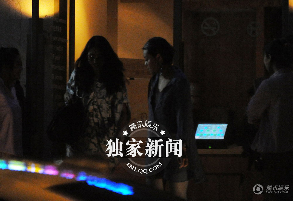 周海媚约会好友抽烟笑露大肉牙