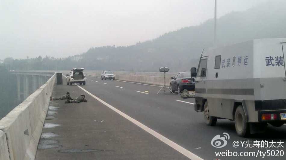 广南高速持枪抢劫案疑犯被击毙