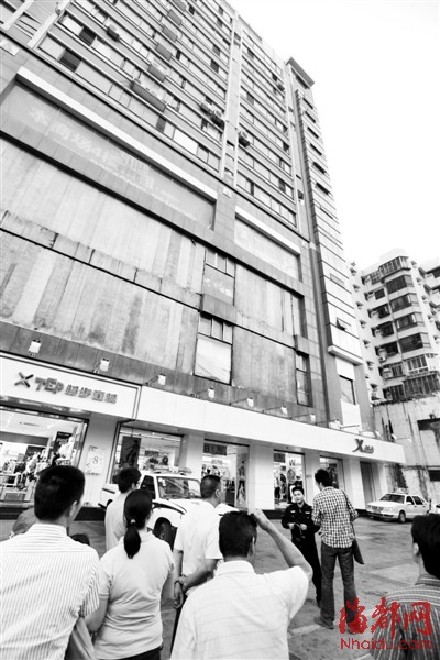 90后女子7楼半裸坠亡 警方暂未透露死因