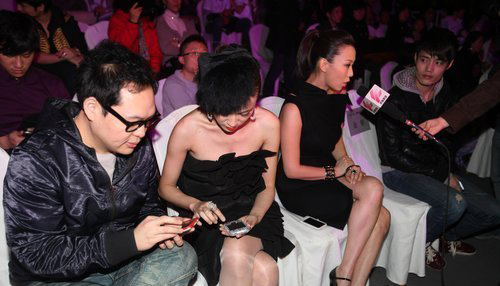 女星靠胸抢镜一招打遍天下