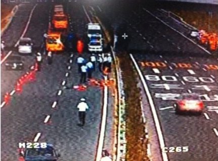 沪陕高速崇启大桥一轿车冲向养护工人 致5死3伤