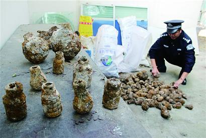 青岛广昌路挖出军火库 惊现600颗地雷手榴弹