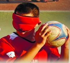 青岛盲人足球队:黑暗中奔跑 用耳朵踢球