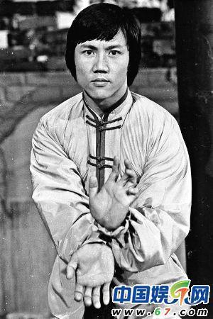 58岁赵雅芝长腿惊现长疤痕 偷情被暴打内幕遭曝光