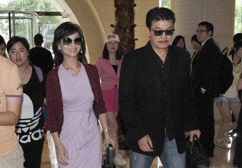 58岁赵雅芝长腿惊现长疤痕 偷情被暴打内幕遭曝光