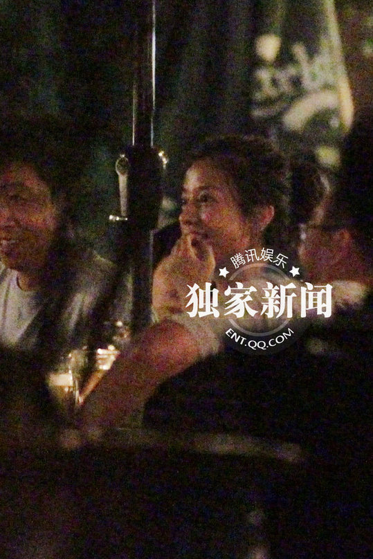 赵薇坐百万改装奔驰出行 富婆房车越野都有