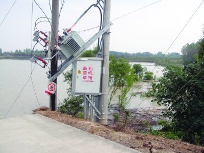 江苏镇江洲堤坍塌