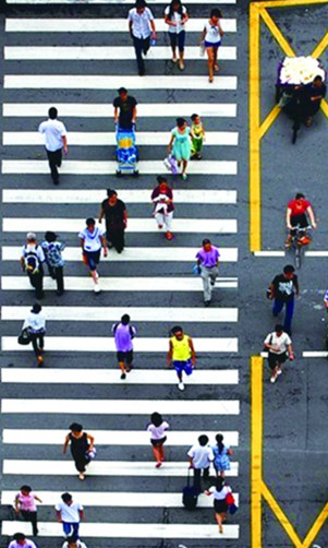 中国式过马路走红:不看红灯凑一撮人就走