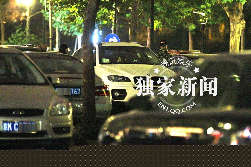 陈楚生牵白富美女友出行勾肩搭背 清晰照曝光