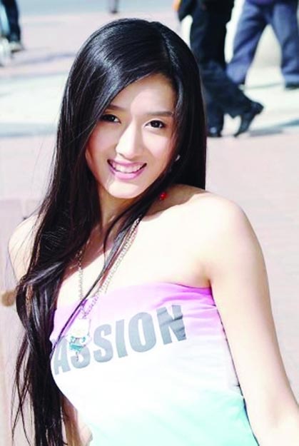 韩寒当众揽妻子金丽华肩头亲密无间 罕见温馨