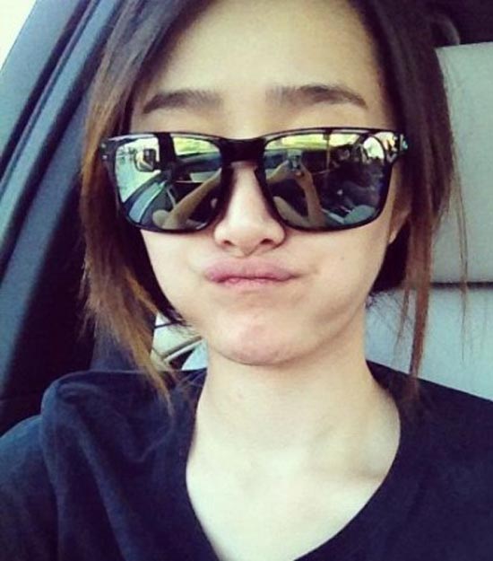 韩寒当众揽妻子金丽华肩头亲密无间 罕见温馨