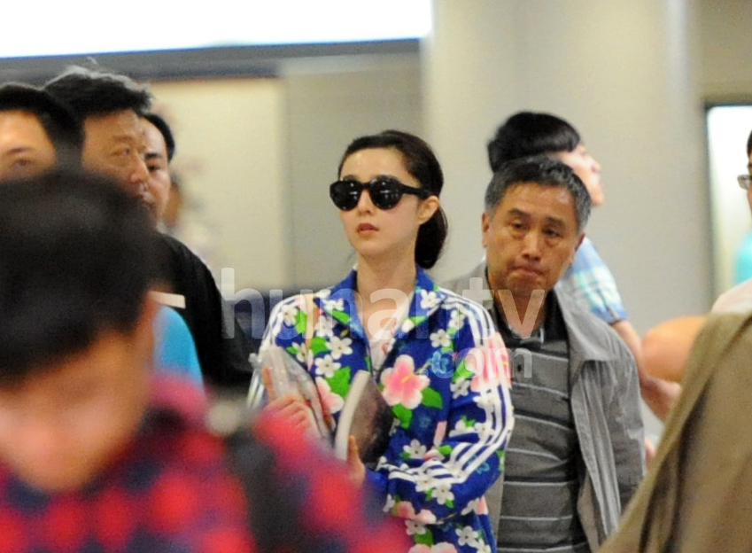 范冰冰艳服引围观