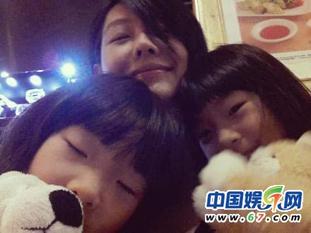 小S晒三个女儿可爱床头照