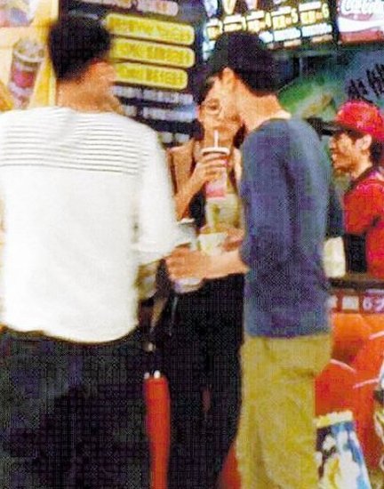 赵又廷撇高圆圆看电影 外出放风与女密友亲密热聊