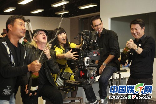 章子怡遭围攻袭面