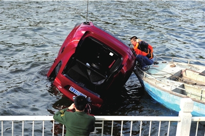 北京一宝马车坠河 民工施救司机未言谢离开
