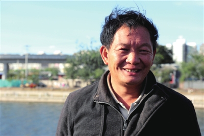 北京一宝马车坠河 民工施救司机未言谢离开
