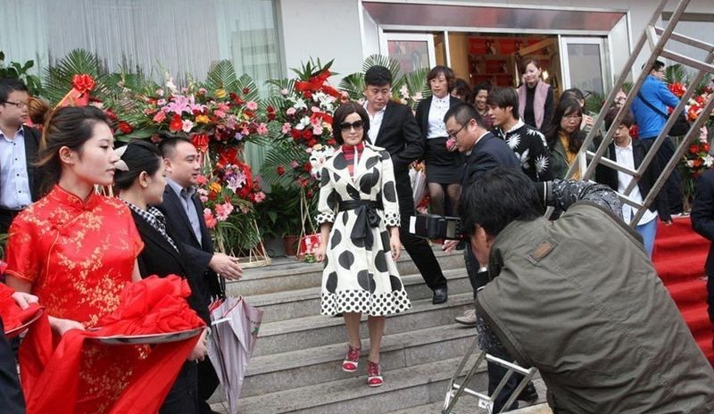 刘晓庆冒雨代言整容医院引骚乱