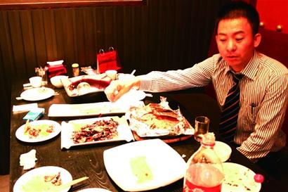 青岛自助餐浪费逆天蛋只吃蛋清蟹只吃盖 5千元婚宴至少扔2千