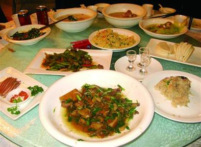 青岛自助餐浪费逆天蛋只吃蛋清蟹只吃盖 5千元婚宴至少扔2千