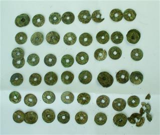 青岛即墨挖出宋代古墓 55枚千年铜钱重见天日