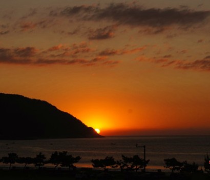 青岛崂山流清湾现日出美景 宛如羞涩少女