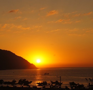 青岛崂山流清湾现日出美景 宛如羞涩少女