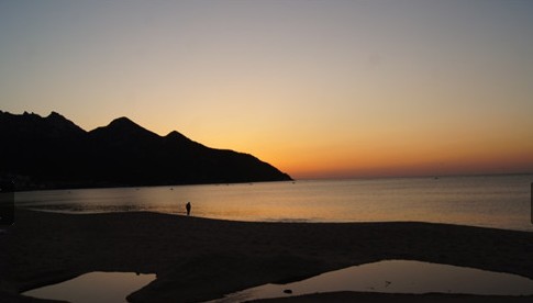 青岛崂山流清湾现日出美景 宛如羞涩少女