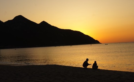 青岛崂山流清湾现日出美景 宛如羞涩少女