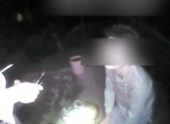 青岛小伙跪地朝天祷告 面前摆满水果吓坏邻居