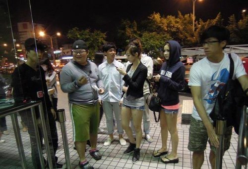 台湾中天电视台突然失火:主持人当街播新闻